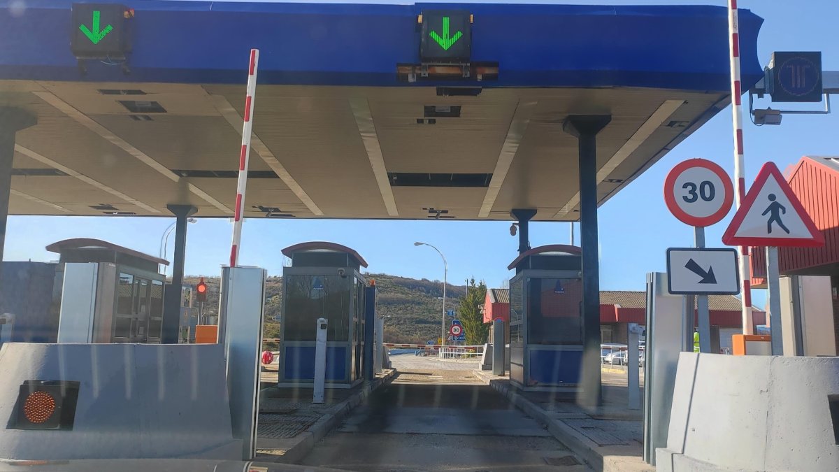 Peaje de la autopista del Huerna.