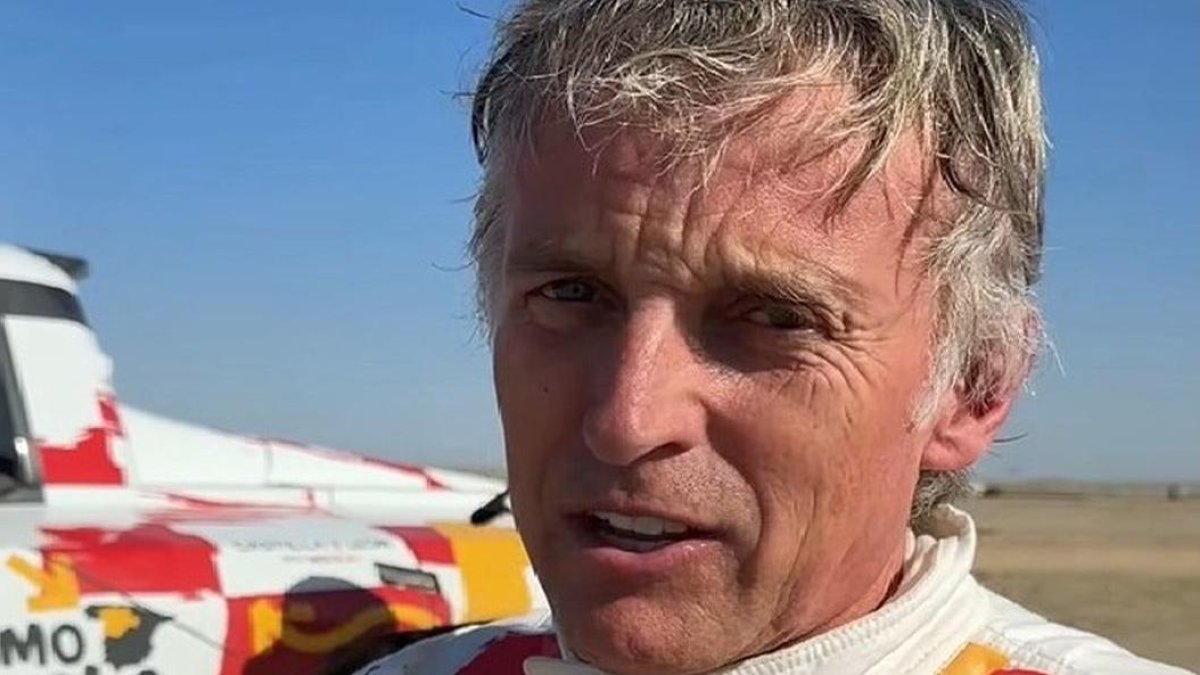 Calleja junto al vehículo que conducirá en el Dakar.