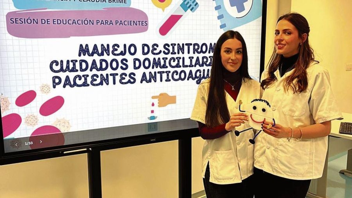 Claudia Brime y Paula García, residentes de Enfermería Familiar y Comunitaria que impulsan los talleres de anticoagulantes.