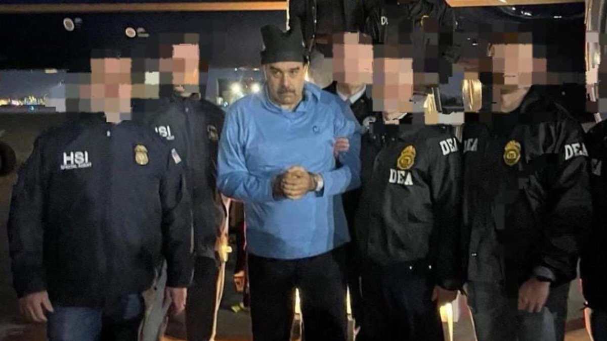 Fotografía que muestra al presidente de Venezuela, Nicolás Maduro (c), escoltado por agentes de la Administración para el Control de Drogas (DEA), luego de su captura, este 3 de enero de 2026, en Nueva York (Estados Unidos).
