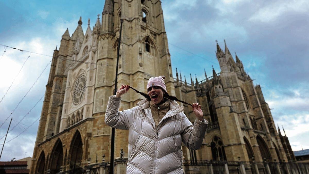 La influencer Teresa Garache, en una vista a León, frente a la Catedral.