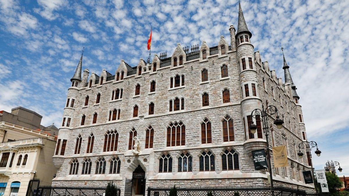 La Casa Botines fue construida por Gaudí entre 1891 y 1892. Debajo, el Palacio Episcopal de Astorga.