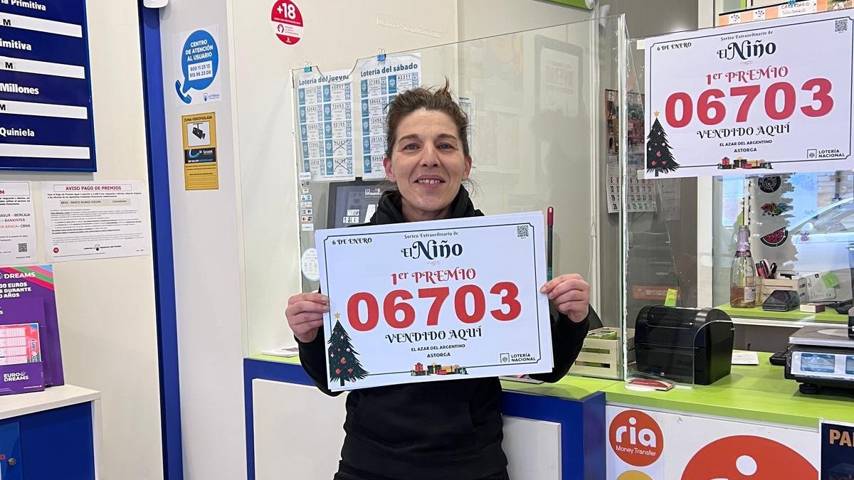 Silvana posa con el número del primer premio de la lotería de El Niño.