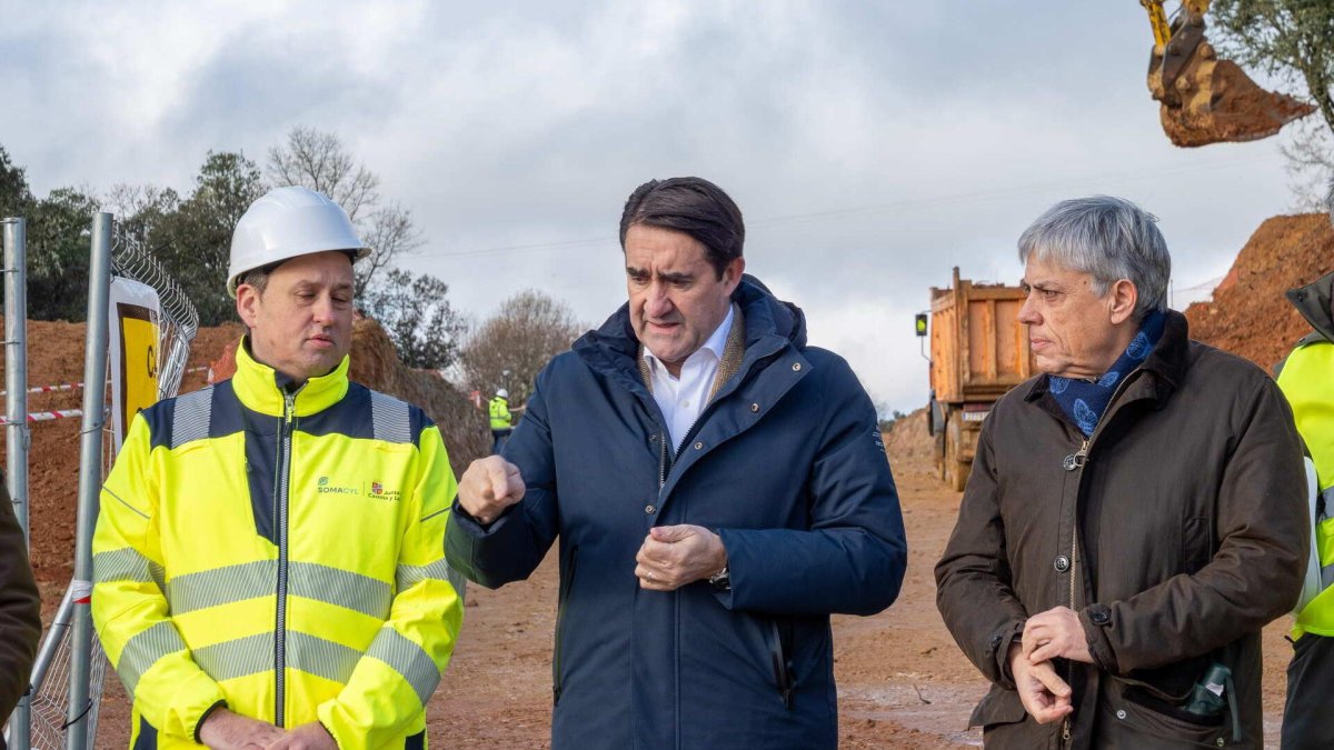 El consejero de Medio Ambiente, Vivienda y Ordenación del Territorio, Juan Carlos Suárez-Quiñones, visita las actuaciones que la Junta de Castilla y León está impulsando en el Polígono Industrial de El Bayo, en el municipio de Cubillos del Sil (León).