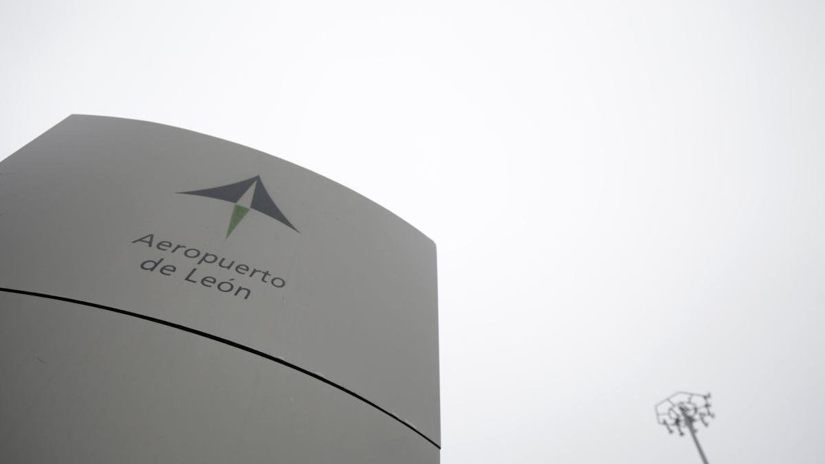 Uno de los indicadores del Aeropuerto de León en una jornada de niebla.