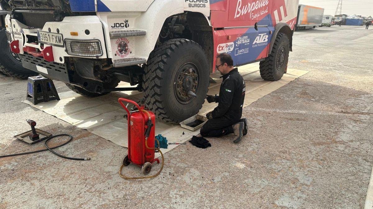 Raúl Arteaga poniendo a punto su camión en la jornada de descanso competitivo del sábado.