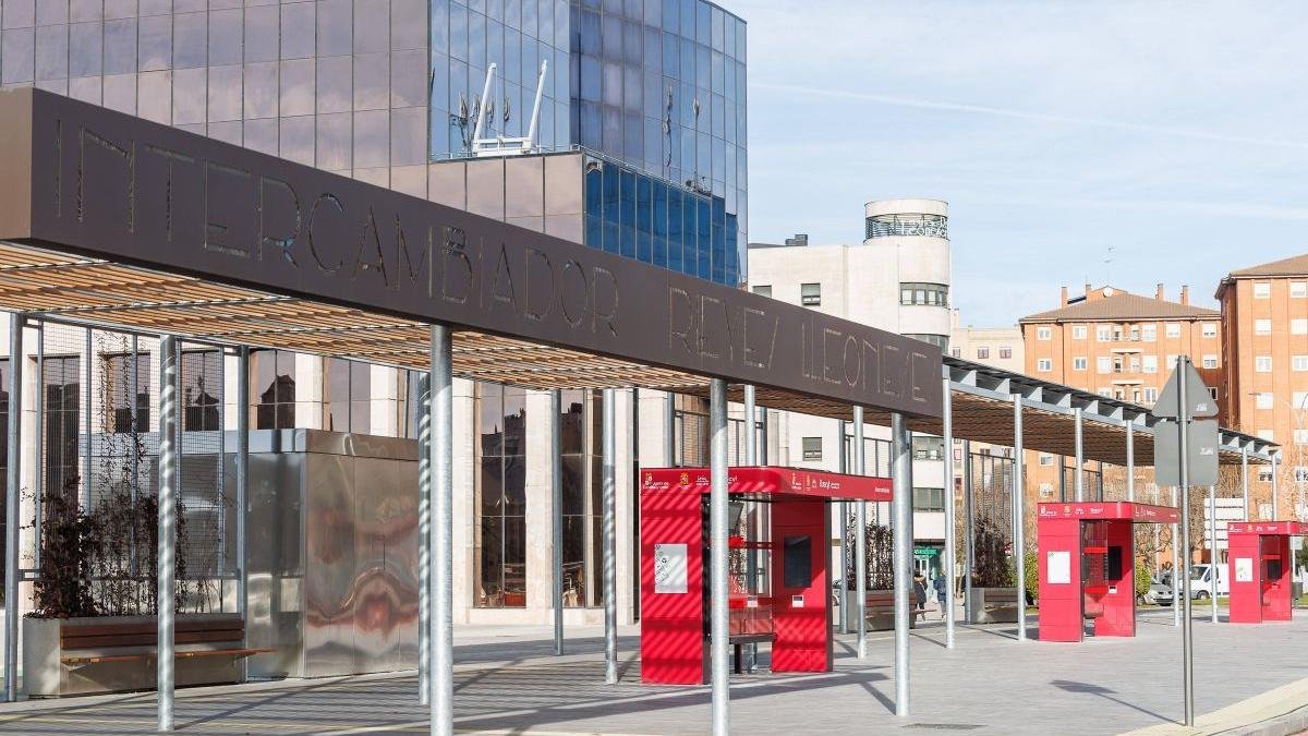 El intercambiador de Eras de Renueva será uno de los espacios que aligeren la estación encubierta de Santo Domingo.  La acumulación en Santo Domingo es un peligro diario.