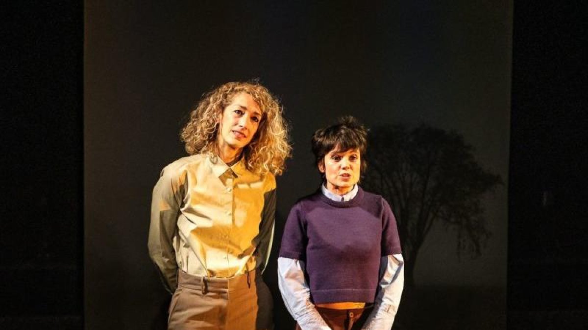 Las actrices Ana Barcia y Raquel Mirón, en un momento de su trabajo interpretativo, muy bien valorado por la crítica y público.