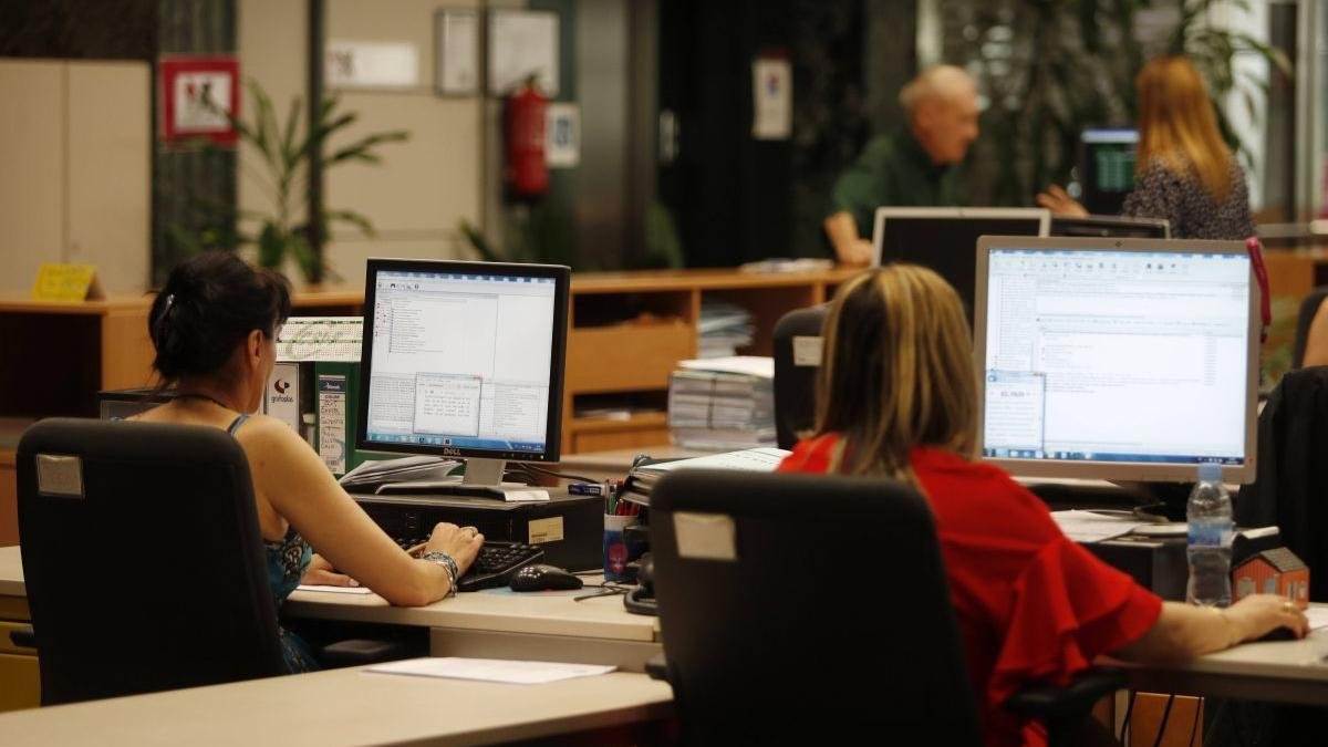 La gestión de la polémica tasa de basura ha generado colas en el consistorio.