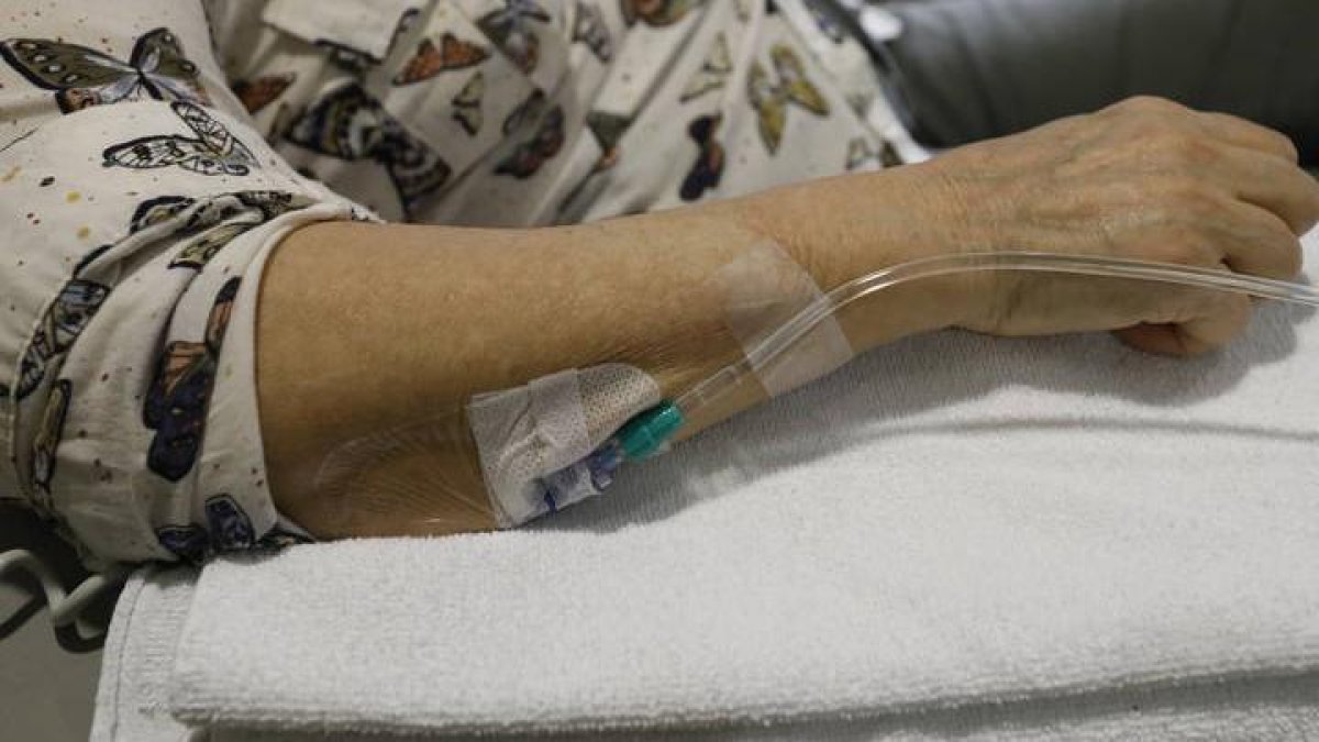 Una paciente recibe tratamiento oncológico en una imagen de archivo