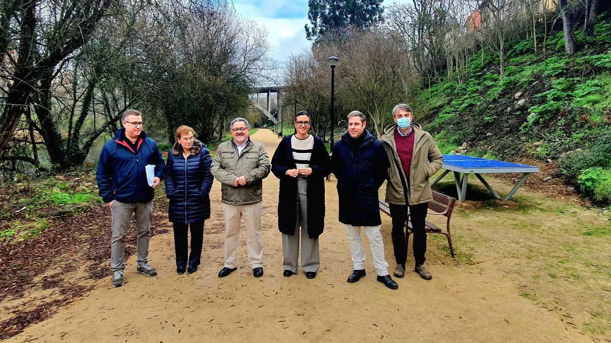 Concejales del equipo de gobierno de Ponferrada con los técnicos, esta mañana en la margen izquierda del río Sil entre los puentes García Ojeda y Ferrocarril.