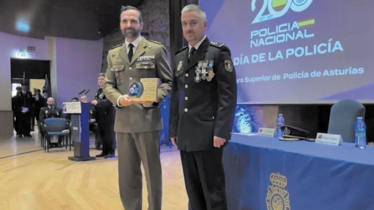 El teniente coronel Pablo Samaniego y el jefe superior de Policía de Asturias, Jorge Ignacio Moreno.