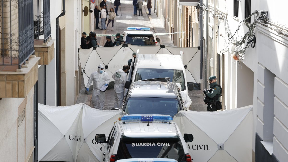 Miembros de la Guardia Civil de criminalística en el lugar donde ayer se cometió el asesinato de un menor de 13 años en la localidad valenciana de Sueca, después de que un hombre de 48 años se entregase en el cuartel de este municipio y confesase el crimen.