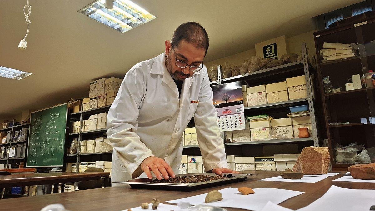 Eduardo González Gómez de Agüero, director de las intervenciones arqueológicas en La Peña del Castro, un poblado vadiniense en La Ercina. 