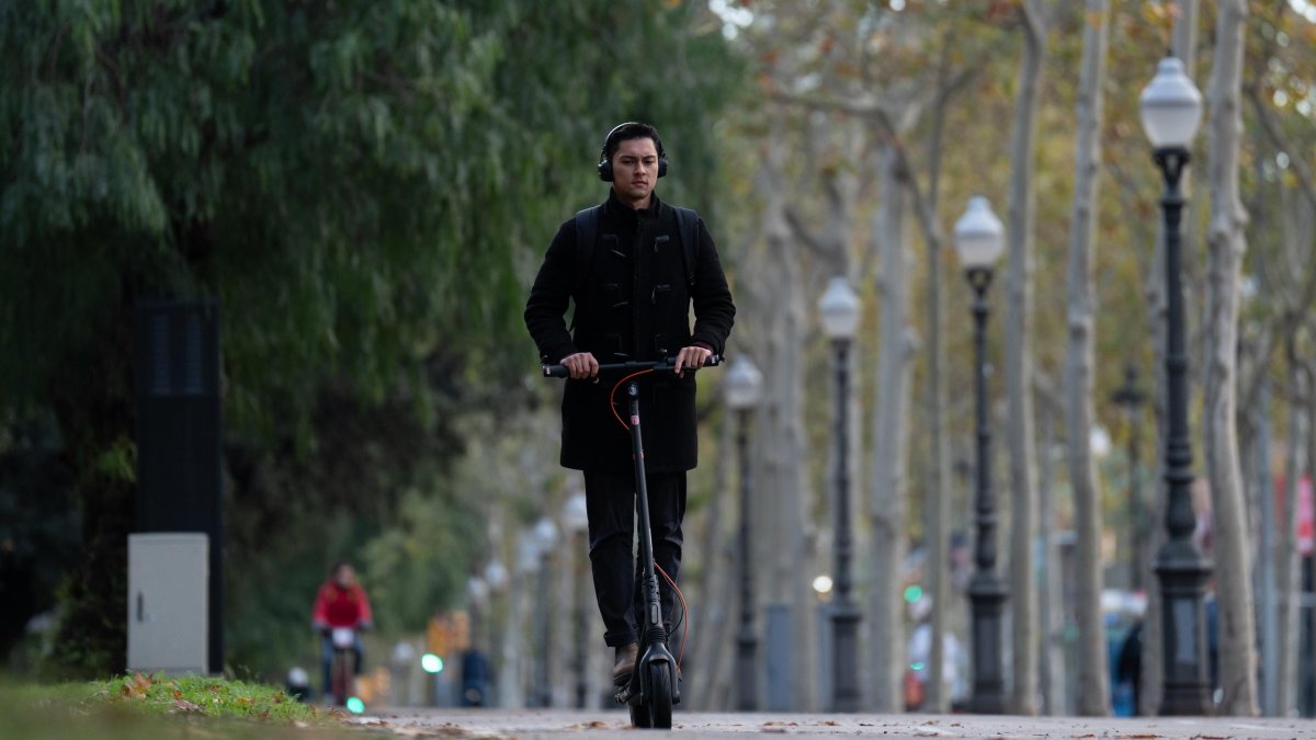 Archivo - Imagen de archivo de un joven en patinete eléctrico. La nueva normativa prohíbe el uso de auriculares de música y establece obligatoriedad de usar casco de protección homologado, entre otras cuestiones.