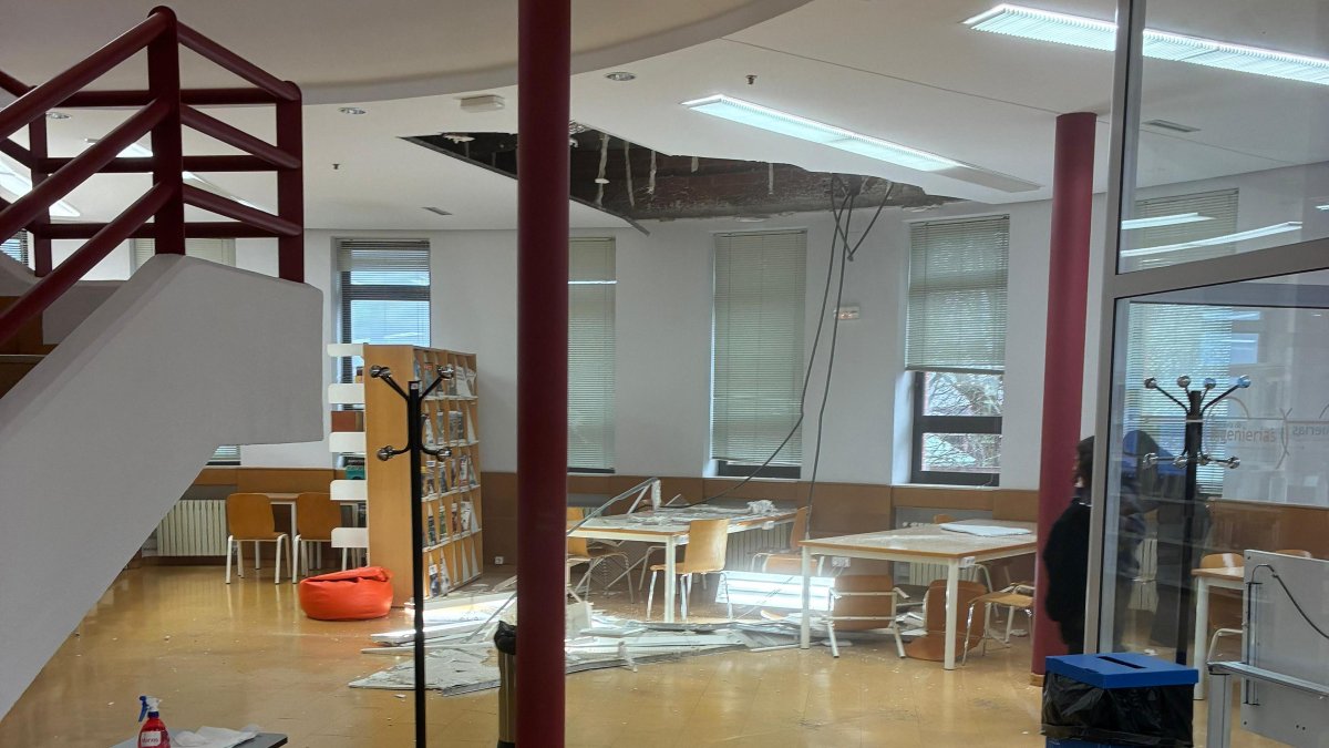 El desprendimiento del techo se produjo en la biblioteca.