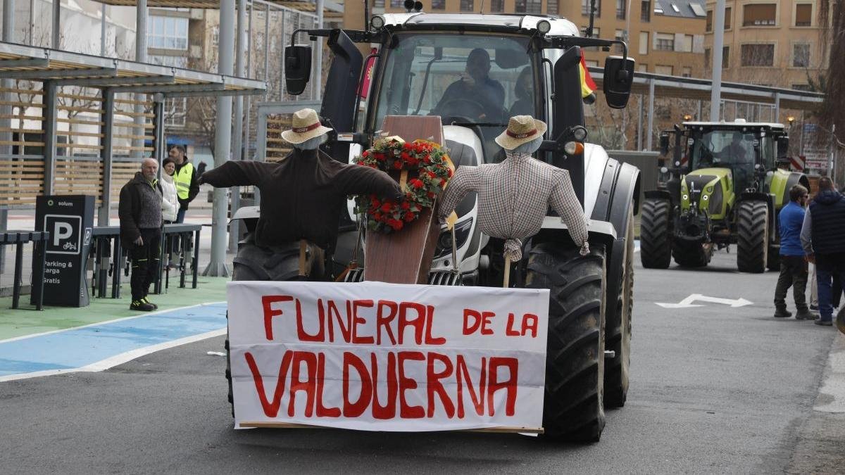 Un tractor exhibe una pancarta sobre la Valduerna en las protestas agrarias de esta semana en León.