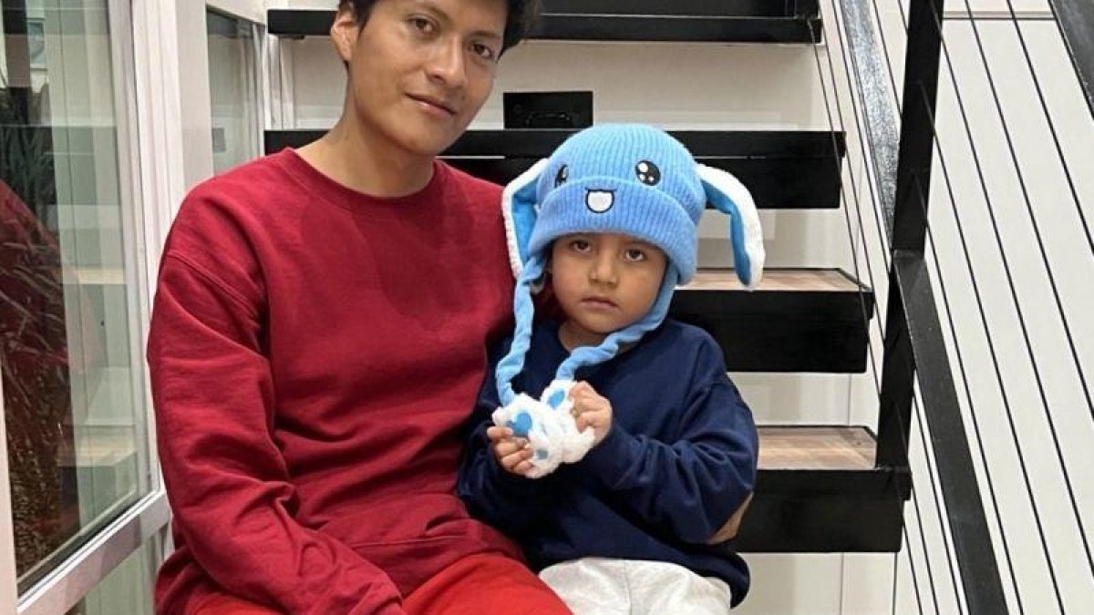 Liam Conejo Ramos y su padre, que fueron liberados del centro de inmigración en Texas.