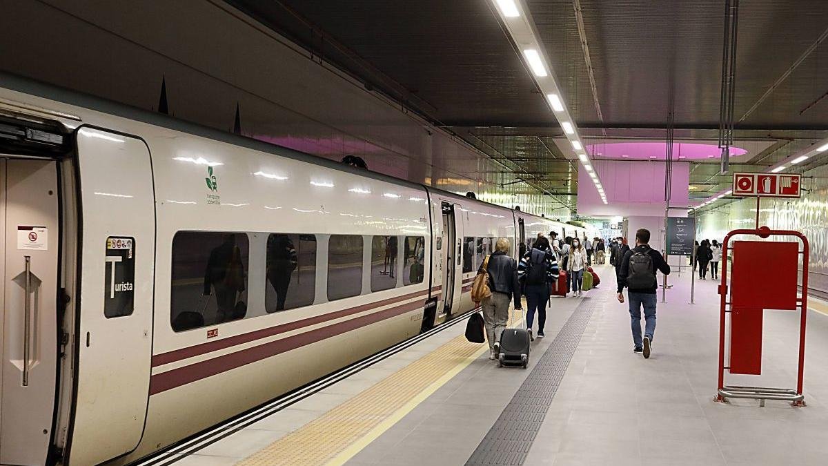 Tren en la estación provisional de la capital leonesa.