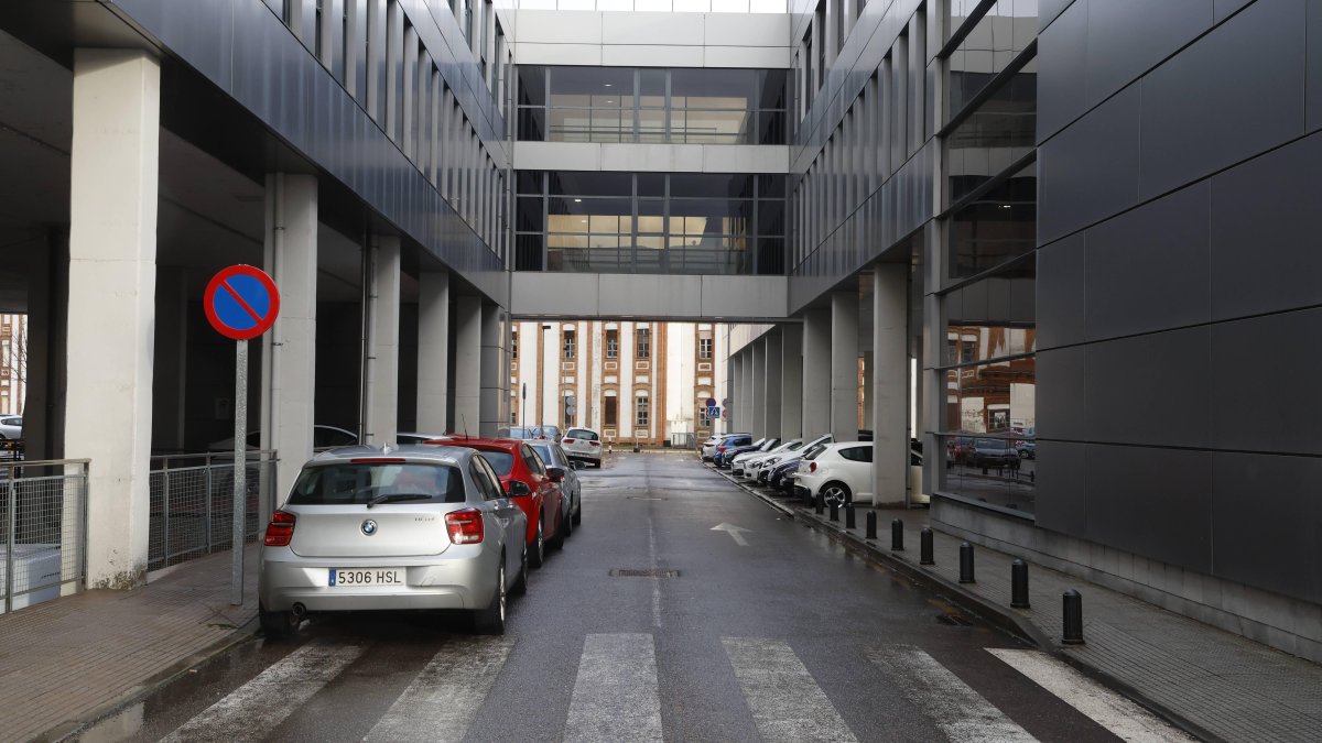 En los soportales del Hospital hay 42 pintadas y la plantilla aprovecha otros resquicios en ese espacio para aparcar.