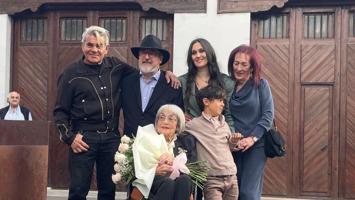 Belita Gracia, en el centro de la imagen, el día de la inauguración de la exposición, junto a Olaf Plá, Luis García, Ana Valiño y mas familiares.