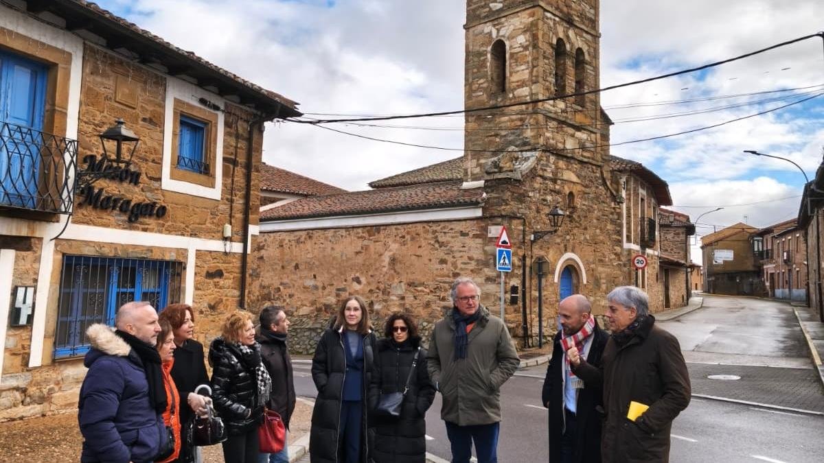 Eduardo Diego, a la derecha, ayer en Val de San Lorenzo en la visita a la ermita.