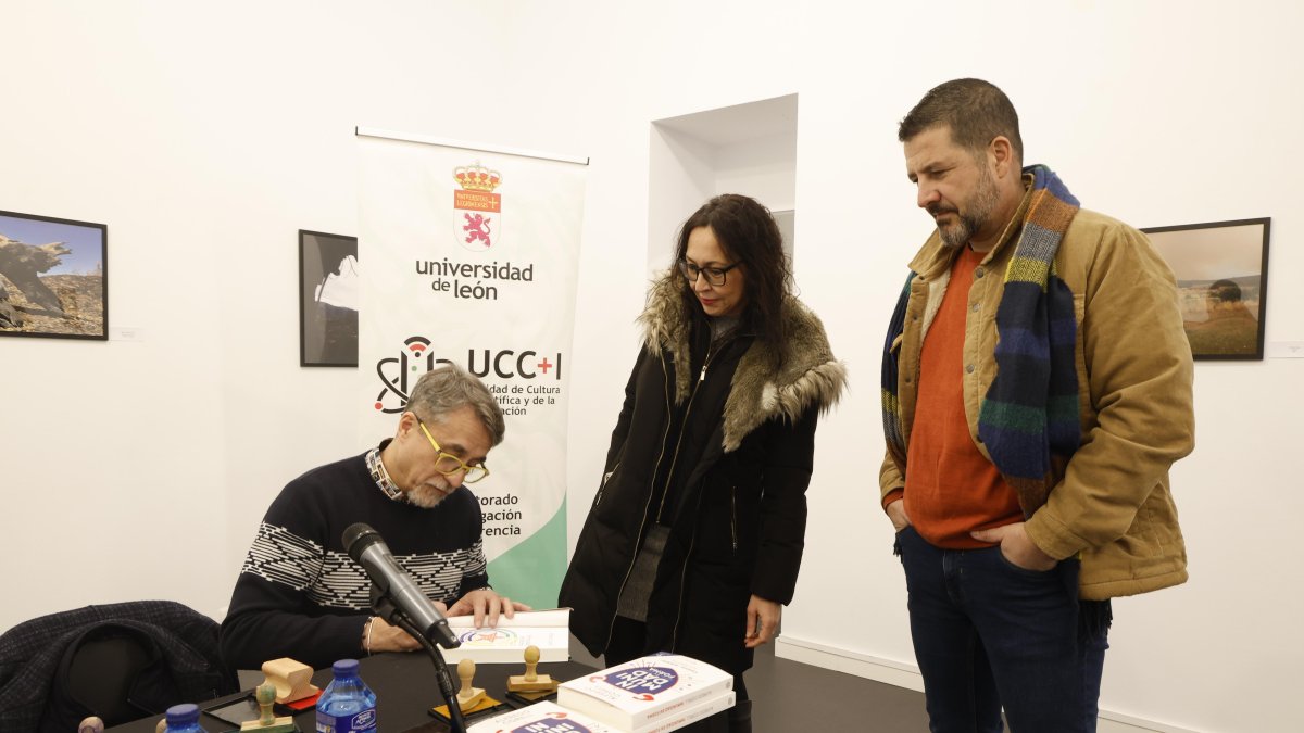 Alfredo Corell firma ejemplares de su libro en la Universidad de León
