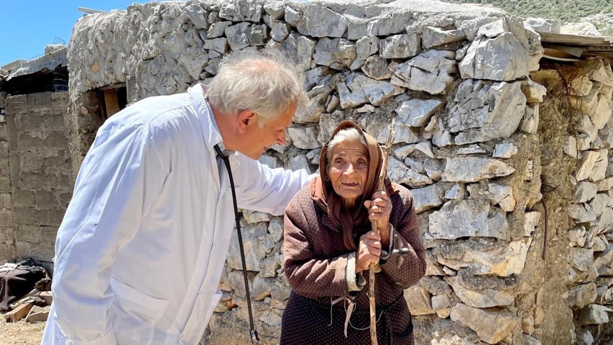 El miembro del equipo Anargyros Mariolis, director del Centro de Salud de Areopolis, ha establecido profundos lazos con la comunidad de Deep Maniot gracias a sus años de dedicación al servicio médico y social. Fotografía cedida por Anargyros. Mariolis.