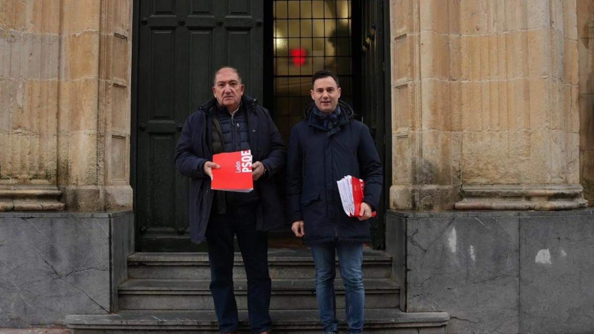 José Pellitero y Javier Alfonso Cendón registran la candidatura del PSOE de Léon a las Cortes.