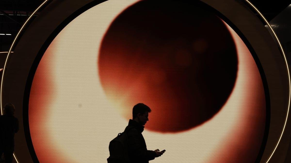 Cartel anunciador del eclipse total de Sol en agosto en Fitur en Madrid.