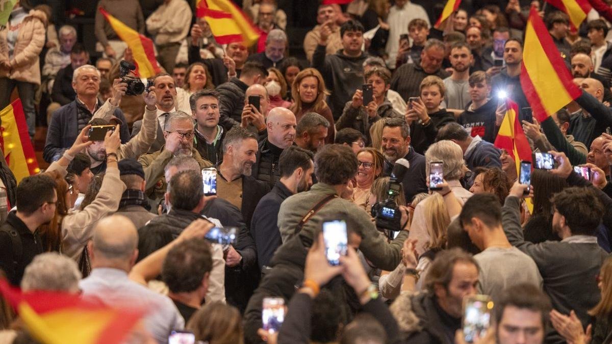 Abascal ayer, aclamado en Ávila, donde presentó las listas de Vox para el 15-M.