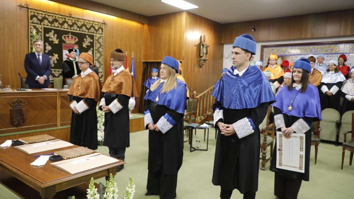 Un momento del acto de la distinción de los nuevos Honoris Causa de la ULE.