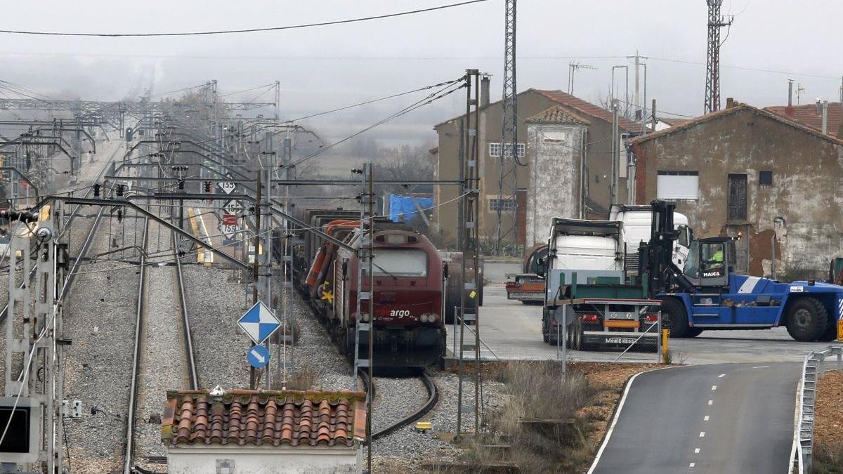 Vista de la zona del muelle de la estación de Villadangos.