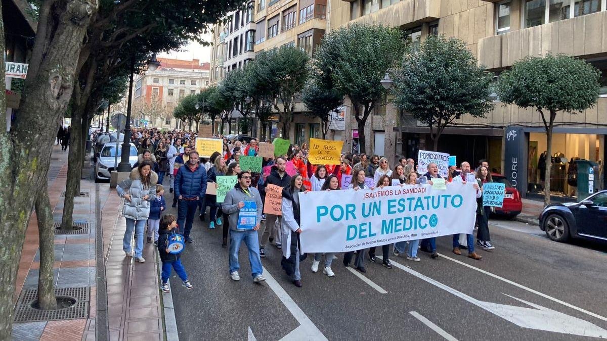 Los médicos alzaron su voz por las calles de León contra el Estatuto Marco.