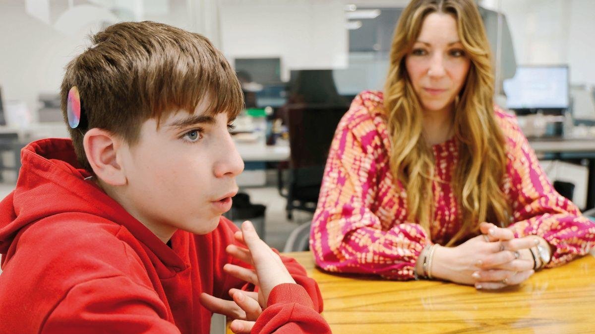 Mario Benavides, con implante coclear, con su madre, María López, de la junta directiva de Asfas León.