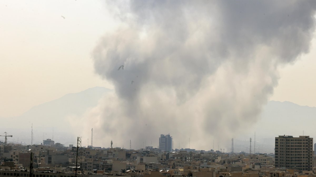 Columnas de humo en el centro de Teherán tras el ataque. 