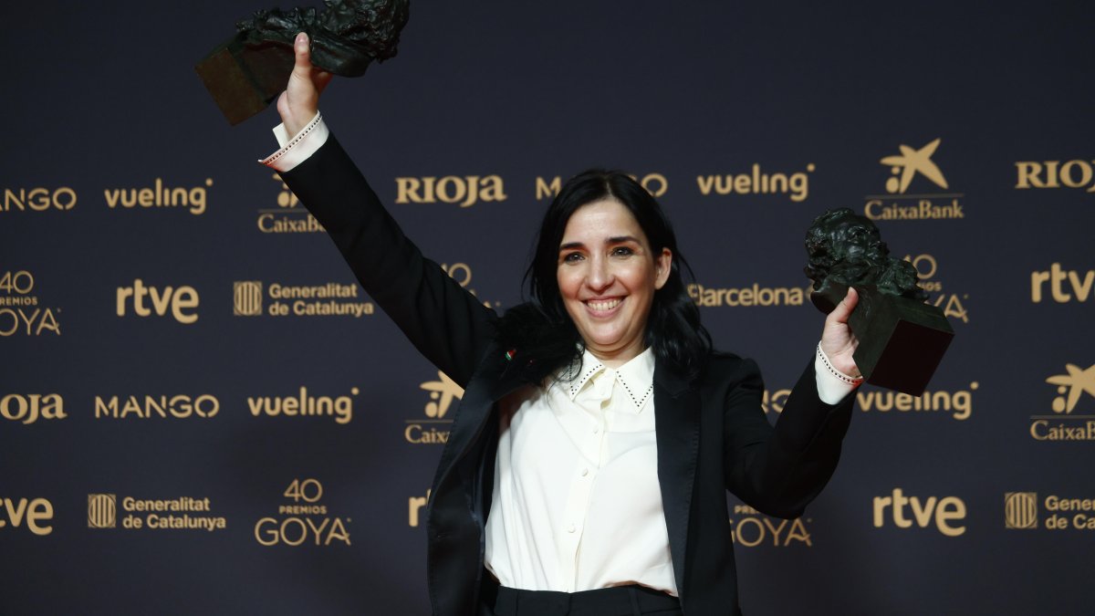La directora Alauda Ruiz de Azúa posa con los Goyas a mejor guión original y mejor dirección por su película 'Los domingos', durante la ceremonia de entrega de los Premios Goya en su 40 edición, este sábado en el Auditorio Fórum CCIB de Barcelona.