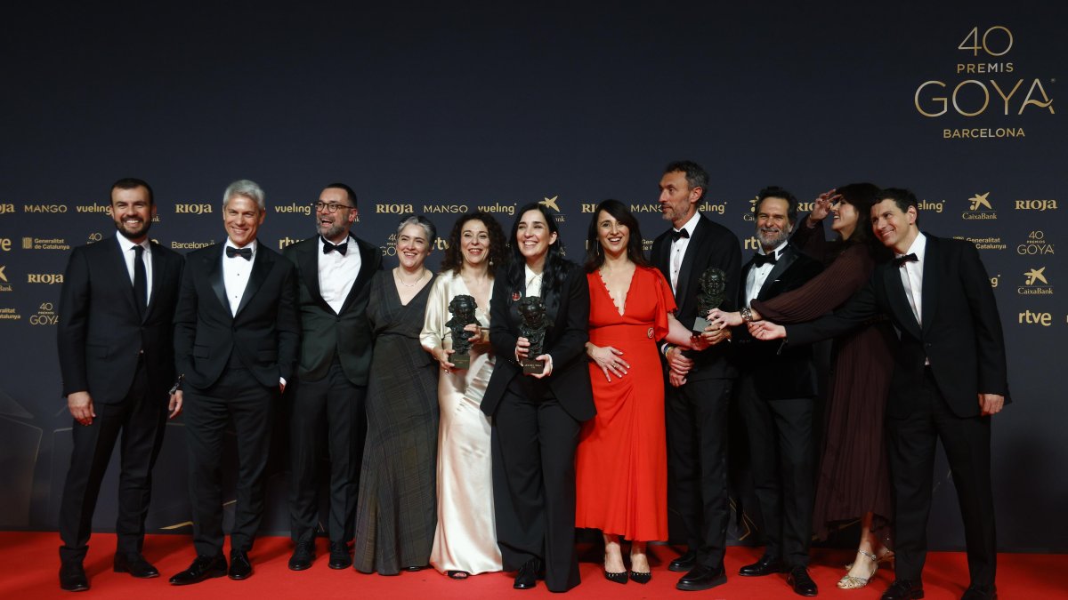 El equipo de 'Los domingos' posa con los Goyas a mejor guión original, mejor dirección y mejor película, durante la ceremonia de entrega de los Premios Goya en su 40 edición, este sábado en el Auditorio Fórum CCIB de Barcelona.