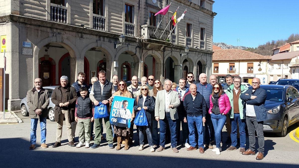 Los populares posan en Cistierna.