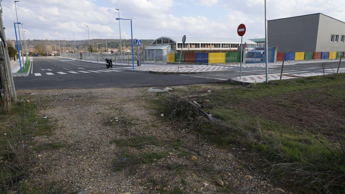 Los Adiles mejorará su acceso con una glorieta y obras en Remesón y Juan de Juni.