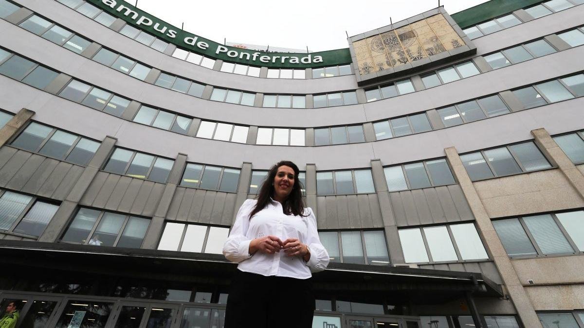 La científica Noelia Flórez posa en el Campus de Ponferrada de la Universidad de León.
