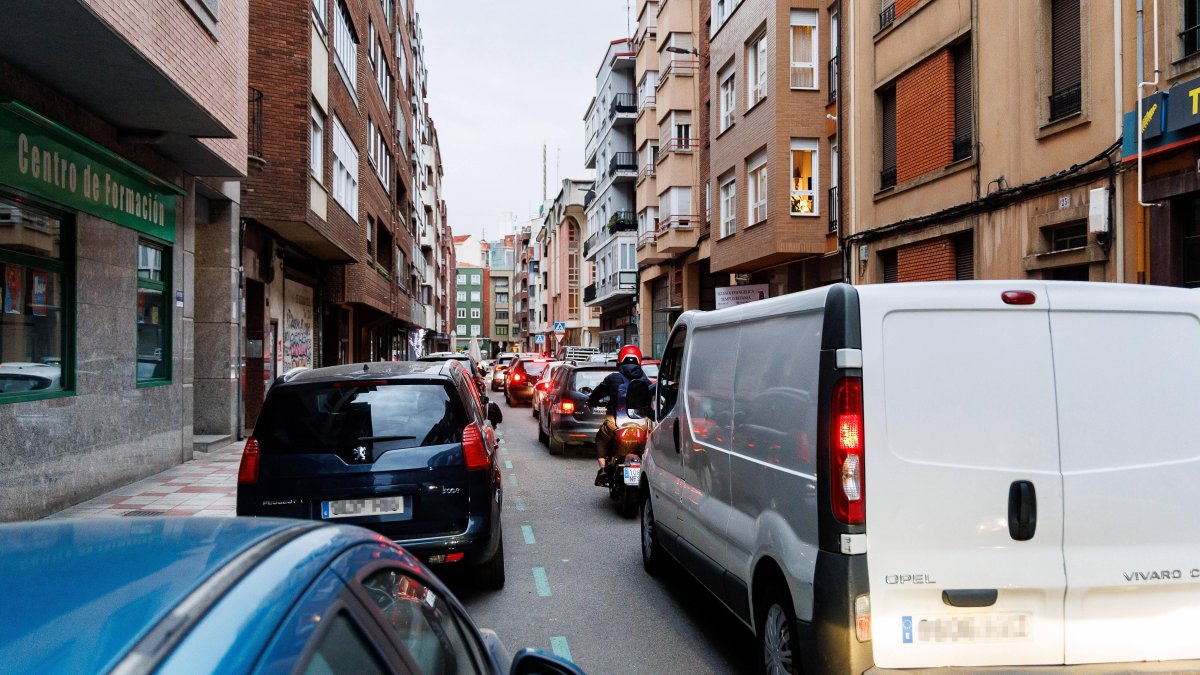 Los atascos en Juan de Badajoz se sucedieron también durante la tarde.