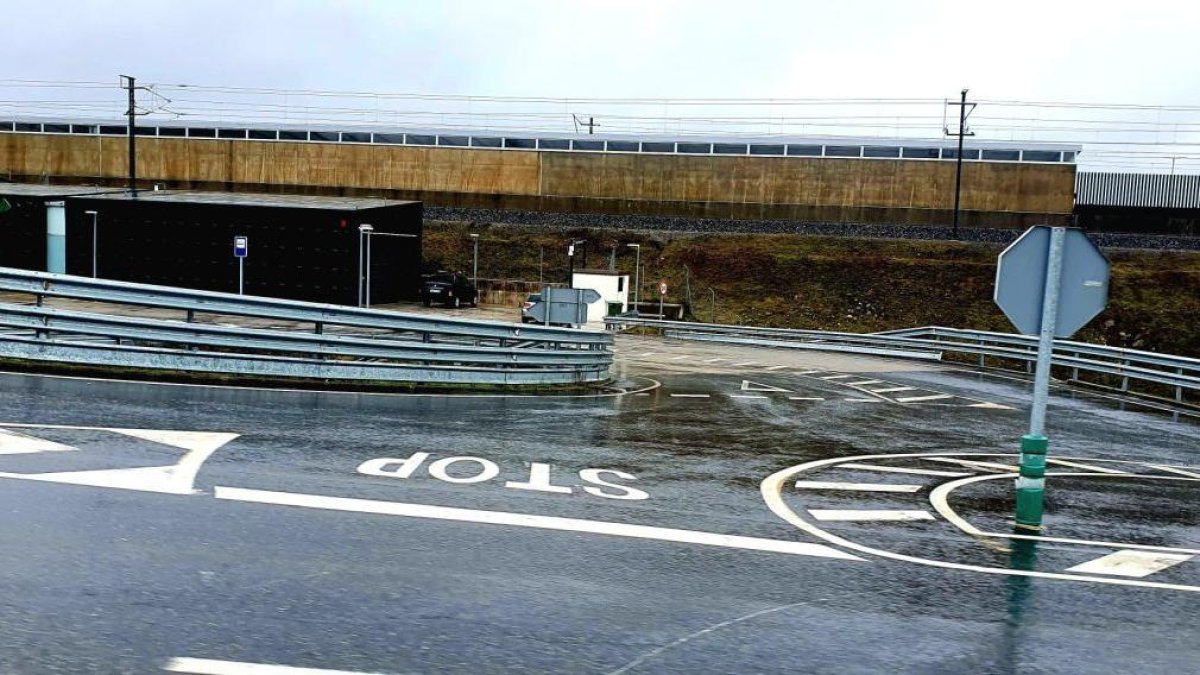 Entrada a la estación del Ave de la Gudiña, en donde Transportes ha suprimido el tren de la mañana a Madrid.