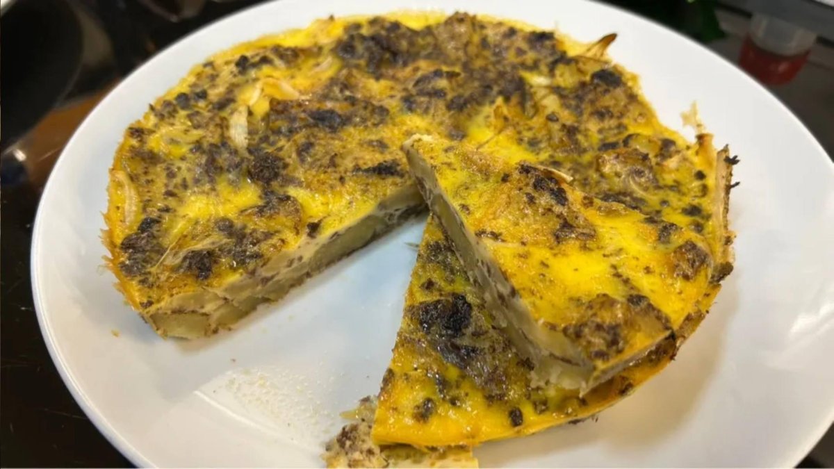 La tortilla de patata con morcilla de León en airfryer sorprende por su textura cremosa y su acabado dorado sin necesidad de sartén