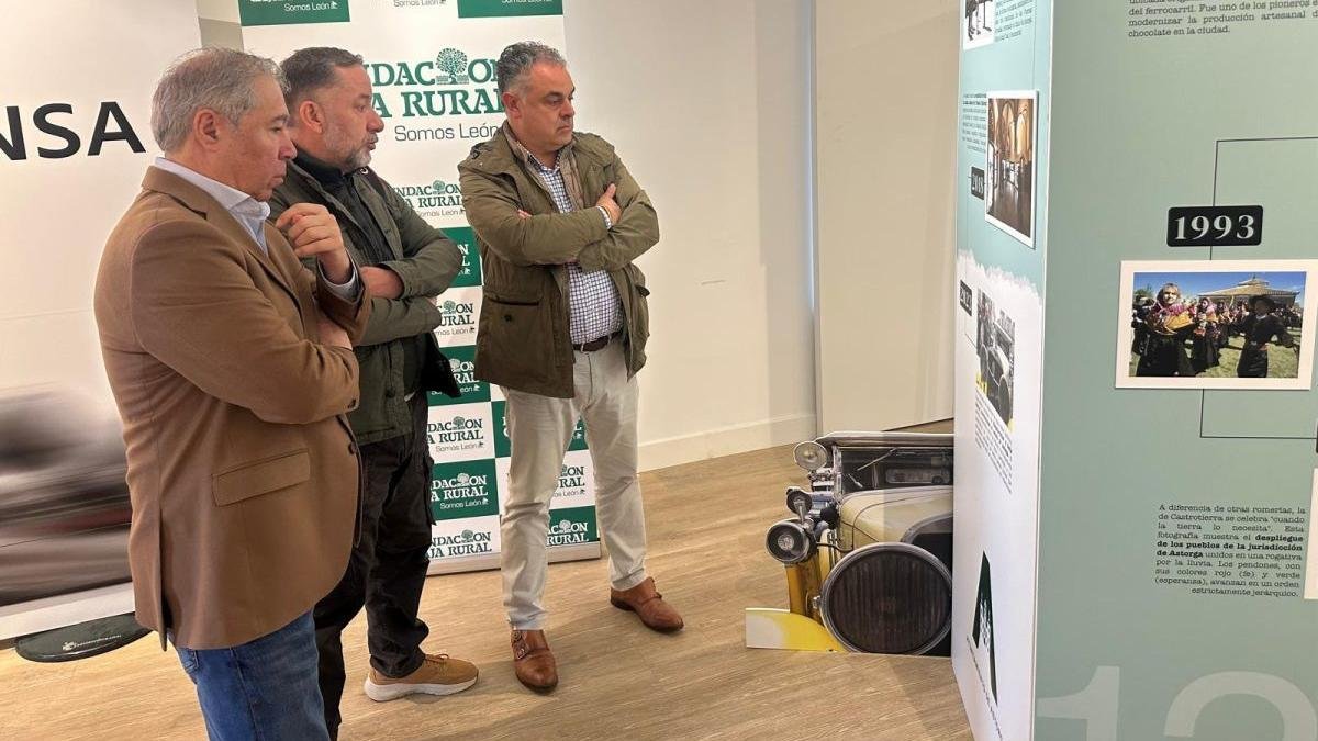 Joaquín Sánchez Torné, Ramiro López Lobato, y José Luis Nieto, comentan una de las noticas recogidas en la muestra.