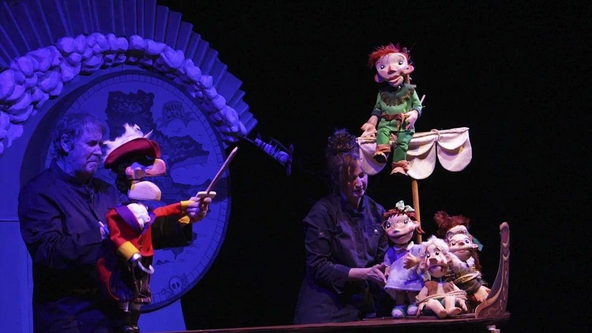 Escena de la obra ‘La biblioteca imaginaria’, que Sembrando Cultura lleva a Valderas con motivo del Día Mundial del Teatro.