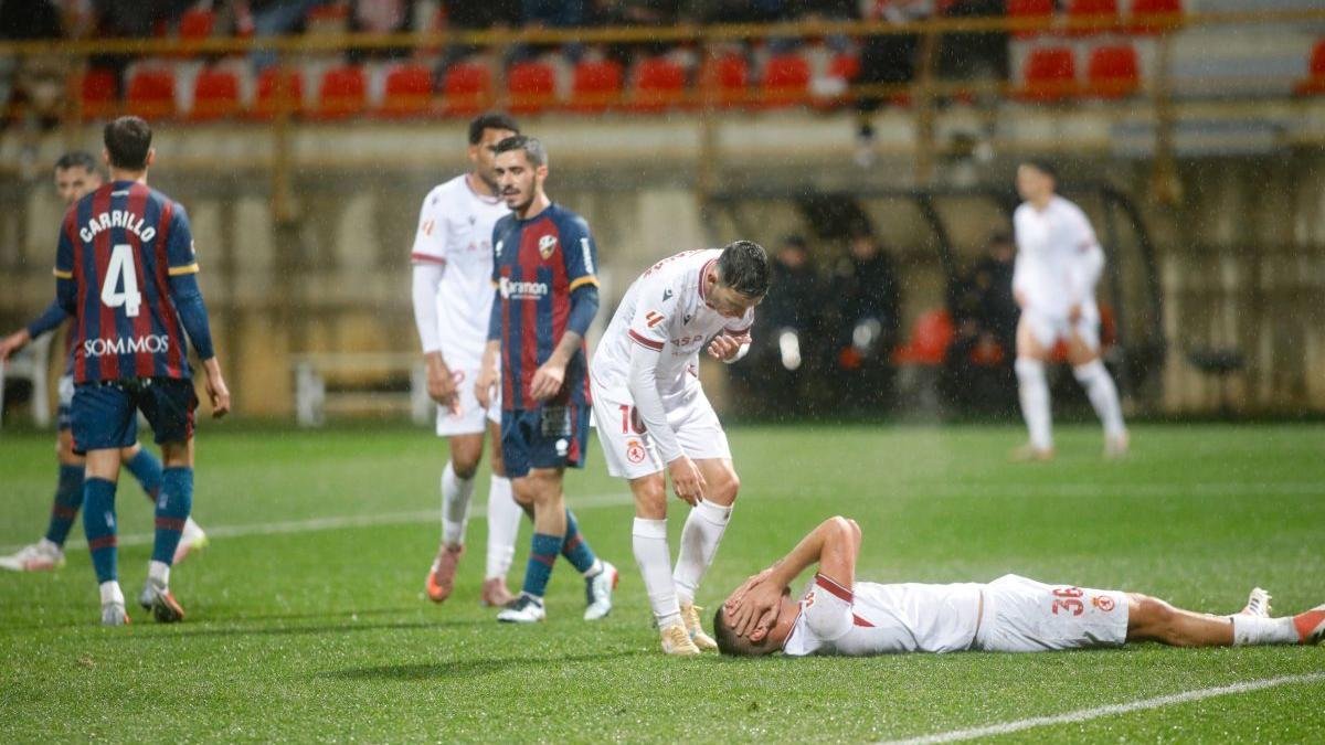 Barzic, tumbado, se pierde el partido en El Alcoraz por 5 amarillas. La primera vuelta en León acabó con 0-2 para el Huesca.
