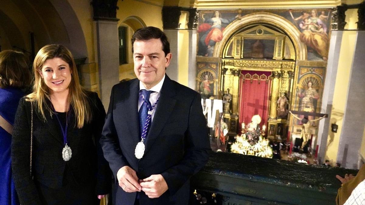 Mañueco, presidente en funciones de la Junta, asiste de forma oficial a una procesión de Valladolid.