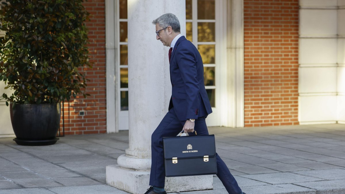 Arcadi Espada, nuevo ministro de Hacienda, llega al Palacio de la Moncloa.