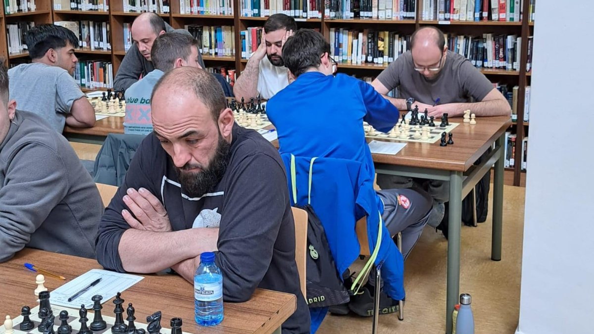 Los jugadores participantes piensan concentrados su próximo movimiento.